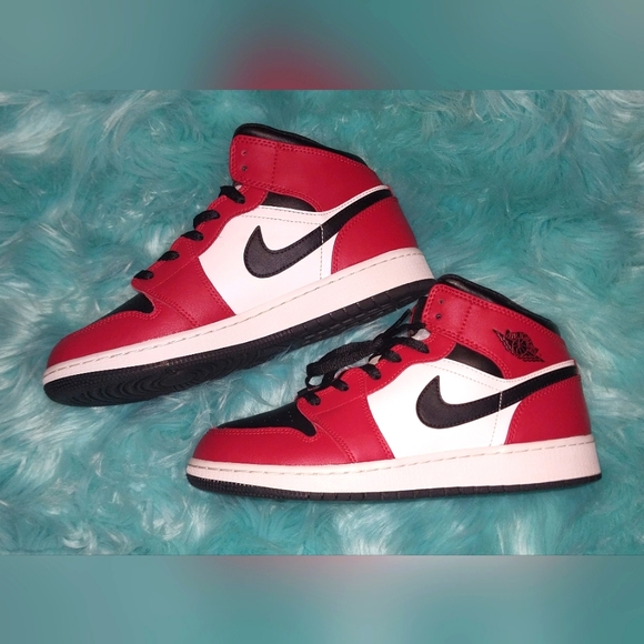 Air Jordan 1 Mid 'Chicago Black Toe' - Picture 3 of 5